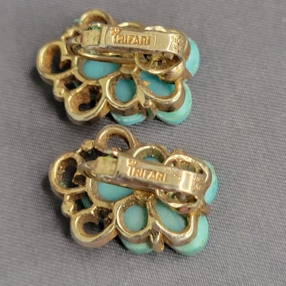 Crown Trifari Gold Tone Molded Glass Flower Brooch and Earrings Set A Philippe - Picture 10 of 13